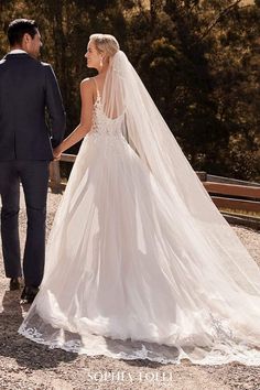 Sophia Tolli Accessories Sophia Tolli: Y22054VEIL Sparkly Ballgown, Gorgeous Wedding Dress Princesses, Princess Ballgown, Wedding Dresses Boho, Floral Lace Wedding Dress, Princess Bridal Gown, Voluminous Skirt, Sophia Tolli, Tulle Veil