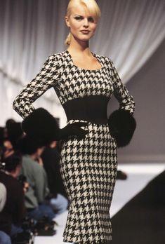 90s Runway Fashion, Runway Fashion Couture, Runway Outfits, 1990s Fashion, Couture Mode, Claudia Schiffer, Naomi Campbell, Look Vintage, 2000s Fashion