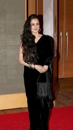 Rekha Actress Style, Rekha Actress, Celebrity Fashion Looks, Woman In Black, Modern Saree, Indian Bridal Outfits, Dress Indian Style, Beautiful Saree