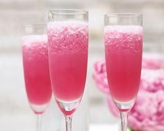 two wine glasses filled with pink liquid and the words summer drinks written in spanish below