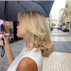 Blonde layers Short Hair With Wedding Dress, Blonde Long Bob Layers, Short Hair Haircuts Round Face, 90s Haircuts Blonde, Midi Haircut Layers, Long Curtain Bangs Medium Layers Shoulder Length, Medium Length Blonde Hair Blowout, Blonde Hair Color For Short Hair, Cute Blonde Haircuts Medium