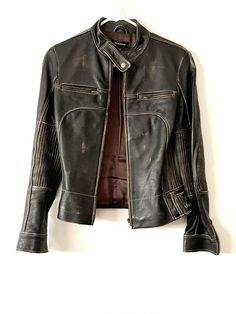 Cropped Leather Moto Jacket, Fitted Moto Jacket, Leather Jacket Fitted, Leather Jackets Women Outfits, Black Clothing Aesthetic, Moto Jacket Outfit Casual, Leather Outfit Women, Womens Fall Jackets