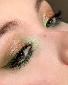 "Oh Christmas brow, oh Christmas brow, how lovely are your arches... Green Makeup Green Eyes, Make Up Looks Green, Green Make Up Eyes, Cute Green Makeup Looks, Garden Makeup Look, Green Waterline Makeup, Subtle Green Makeup, Brown And Green Makeup, Green Festival Makeup