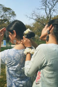 Blue Green Aesthetic, Sister Poses, Desi Love, Bff Photoshoot Poses, Friend Poses Photography