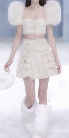 Runway Fashion Couture, Runway Outfits, White Outfit, Naomi Campbell, Mode Inspo, Kpop Fashion Outfits, Kpop Outfits, Kpop Fashion