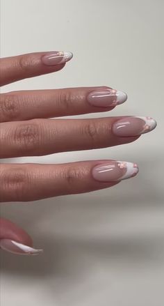 Summer Italy Nails 2024, College Nails Ideas Simple, European Nails Summer, Pretty French Tips, Italy Nails Aesthetic, Nails For France, Europe Vacation Nails, Euro Summer Nails, Simple Nail Inspo Almond