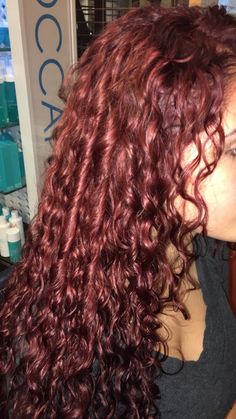 Red Permed Hair, Burgandy Hair Curly Hair, Hair Color Curly Hair Ideas, Red Hair On Curly Hair, Wine Curly Hair, Wine Red Hair Curly, Red Curly Hair Dyed, Dark Red Hair Curly, Red Highlights Curly Hair