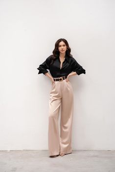 Women’s Trousers Style, Business Casual Outfits For Event, Women Pants Wedding Guest, Elegant Business Woman Outfit, Wedding Guest Women Pants, Silky Wide Leg Pants Outfit, Champagne Satin Pants Outfit, High Waisted Pants Women, Satin Work Outfit