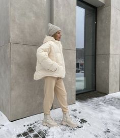 Student Wardrobe, Essentials For College, Winter Photoshoot, Beige Outfit, Snow Outfit, Style Inspiration Winter, Winter Fits, Neutral Outfit