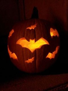 Super Simple Pumpkin Carvings, Easy Pumping Carving Ideas, Pumpkin Carvings Aesthetic, Bat Carved Pumpkin, Halloween Pumpkins Carvings Ideas Easy, Pumpkin Bat Carving, Large Pumpkin Carving Ideas Easy, Bat Carving Pumpkin, Pumpkin Inspo Carving Easy