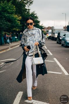 Scarf Campaign, Beatrice Gutu, 2020 Street Style, Dress Up Boxes, Better Style, Street Snap, Streetstyle Fashion, Street Look, Street Outfit