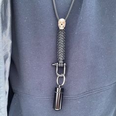 7 minute easy to follow tutorial, with speech and text on how to make the zipper sinnet skull lanyard. This is a digital download and once purchased you will get a link to download the file. No physical product will be shipped. Paracord Neckerchief Slide Diy, Zipper Sinnet Paracord Tutorial, Paracord Neck Lanyard, Neck Lanyard Paracord, Leather Edc Lanyard Bead, Paracord Wither Strap Diy, Paracord Knife Lanyard, Knife Lanyard, Diy Jeep