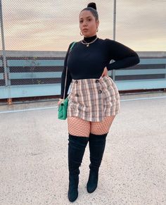 35 Curvy Girl Outfit Ideas You'll Love | ThriveNaija Plus Size Tights Outfit, Real Women Fashion, Girl Outfit Ideas, Short Skirts Outfits, Plus Size Tights, Curvy Fashionista, Checkered Skirt, Outfit Inspo Summer, Miniskirt Outfits