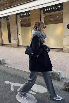 30+ Chic Business Casual Work Outfits with Sneakers That Perfectly Blend Comfort and Style Gray Pants Outfit Winter, New Balance 530 Street Style, Winter Mom Outfits, Casual Chic Style Winter, Old Money Winter, Old Money Fashion, New Balance Outfit, Money Fashion