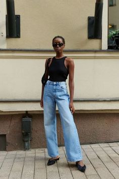 How To Style Wide Leg Jeans, Style Wide Leg Jeans, Minimalist Moda, Wide Leg Jeans Outfit, Elegante Y Chic, Types Of Jeans, Outfit Formulas, Bootcut Jean, Outfit Jeans