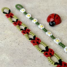 Ladybug Friendship Bracelet Pattern, Ladybug Friendship Bracelet, Embroidery Thread Anklets, Flower Embroidery Bracelet, Friendship Bracelets Flower Pattern, Aesthetic Bracelet Patterns, Rose Friendship Bracelet Pattern, Easy Friendship Bracelets Patterns Tutorials, Cute Friendship Bracelet Patterns