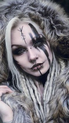 Easy Viking Makeup, Wasteland Makeup, Witchy Makeup, Maquillage Halloween Simple, Easy Halloween Makeup