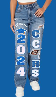 Homecoming Jeans Ideas, Senior Painted Jeans, Senior Year Diy, Senior Year Things, Senior Jeans, Senior Sweatshirts, Senior Portrait Outfits, Senior Year Fun, College Graduation Pictures Poses