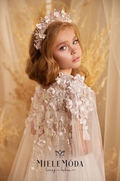 Introducing the exquisite Jessamine couture flower girl and communion dress—a breathtaking blend of elegance and grace. This stunning gown features a fitted bodice adorned with delicate 3D lace appliqué, adding a touch of whimsy and charm. The floor-length, full A-line skirt is multi-layered, creating a regal, princess-like appearance. Sleeveless for a timeless look, it comes with a removable cape, beautifully embellished with matching 3D florals in soft ivory and pale pink hues. Crafted from th First Communion Headpiece, Communion Headpiece, Flower Girl Headpiece, Yellow Evening Dresses, Grey Evening Dresses, Girls Communion Dresses, Champagne Evening Dress, Gold Evening Dresses, King William