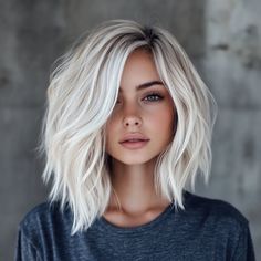 Stunning Textured Lob Hairstyles: Trendy Looks to Elevate Your Style Game - HairstylesIdeas - Discover Your Next Great Look Icy Blonde Lob, Long Bobs With Bangs, 2025 Hair Trends For Women Medium, Messy Lob Haircut, Medium Long Bob Hairstyles, Lob Blonde Hair, Curtain Bang Bob, Blonde Lob With Bangs, Med Length Haircuts