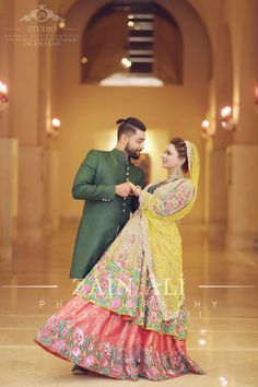 Indian Wedding Copuls Poses, Indian Wedding Photography Poses Couples Engagement, Tredisnal Couple Pose, Couple Pose Engagement Indian, Indian Wedding Cupal Pose, Engement Indian Couple Pose, Reception Poses, Couple Stills