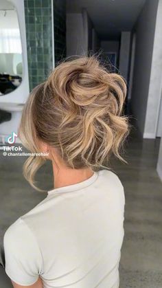 How To Messy Updo Long Hair, Hairdo Updo Messy, Bun Wedding Hairstyles High, Formal Buns For Long Hair, Effortless Updo Wedding, High Messy Bun Updo Wedding, Loose Hair Up, Messy Hair Updo Wedding, Messy Bun For Wedding Guest