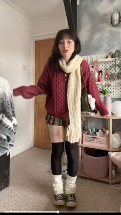 Plaid Shorts Outfit Winter, Layered Fashion Outfits, Christmas Day Outfit Aesthetic, Cold Weather Outfits Skirt, Christmas Outfit At Home, Winter Outfits With Pants, Cute Christmas Day Outfits, Smart Casual Christmas Party Outfit, Christmas Outfit Comfy