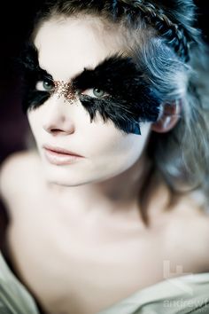 feather eyes could be a cool touch for halloween spooky makeup Black swan Raven Costume, Halloweenský Makeup, Masquerade Wedding, Bird Costume, Halloween Eye Makeup, Halloween Eyes, Glamorous Makeup, Special Effects Makeup, Fx Makeup