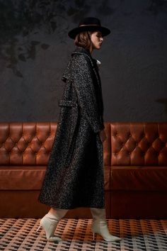 Antonio Croce Fall 2020 Ready-to-Wear Collection - Sponsored - Vogue Winter Coat Outfits, Chic Coat, Spring Coat, Estilo Chic, Vogue Russia, Winter Trends, Warm Outfits, Fashion Show Collection, Vogue Paris