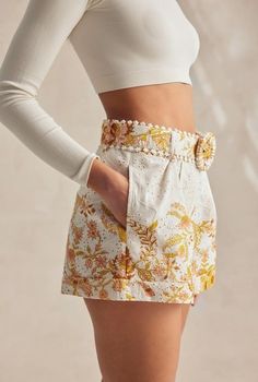 High Waisted Jeans Shorts Outfit, Clothes Print Design Patterns, Patterned Shorts Outfit, Print Shorts Outfit, Lace Trim Skirt, Floral Chintz, Color Blocking Outfits, Lace Trim Shorts, Stylish Work Outfits