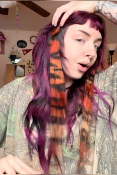 Patterned Hair Dye, Multicolor Hair Ideas, Orange Hair Dye Ideas, Hair Dye Patterns Ideas, Raccoon Tail Hair Dye, Tiger Stripe Hair, Hair Dye Short Hair, Creative Hair Dye, Two Tone Red Hair