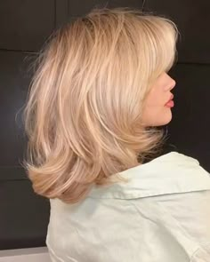 Short Farah Fawcett Hairstyle, Elegant Haircut Classy Medium, Strawberry Haircut, Short Hair With Curtain Bangs Round Face, Shay Sullivan, Hair Inspiration Short, Blonde Hair Inspiration, Blowout Hair