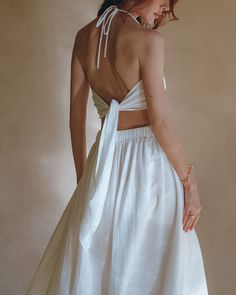 Elegant Summer Halter Top With Tie Back, Solid V-neck Halter Top For Summer, Chic Sleeveless Linen Halter Top, Spring V-neck Halter Top With Tie Back, Chic Linen Sleeveless Halter Top, Chic V-neck Linen Dress For Beach, Elegant Sleeveless Halter Top For Brunch, Vacation V-neck Halter Top With Tie Back, Chic White V-neck Halter Top