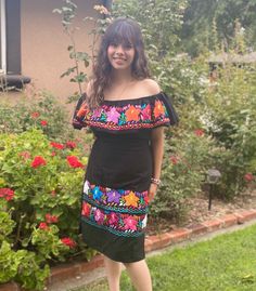 Vestido con elástico en los hombros, tiene lazos a los lados para ajustar a la cintura, colores brillantes, perfecto para fiestas mexicanas, vestido abajo de la rodilla, la modelo usa una talla chica . Off Shoulder Blouse, Off Shoulder Dress, Ships, Womens Dresses, Floral, Women's Top, Dresses