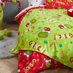 the grinch bedding is green with red and white decorations on it's sheets