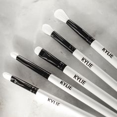 Kylie Brush Set Kylie makeup, Skin makeup, Makeup skin care Kylie Makeup, Jenner Makeup, Stylish Makeup, Kylie Jenner Makeup, Silicone Makeup, Kylie Cosmetic, Types Of Makeup, Makeup Brush Cleaner, Makeup Guide