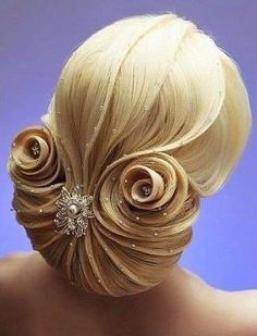 Such an interesting updo but it's so pretty Sanggul Modern, Ballroom Hair, Pinterest Hair, Creative Hairstyles, Artistic Hair, Hair Today, Great Hair, Hair Dos