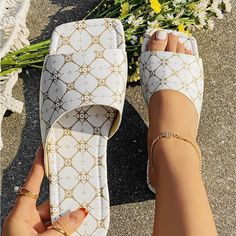 Summer Slide Sandals Color: White Trendy Womens Sandals, Coffee Brown Color, Trendy Slippers, Women Flat Sandals, Jean Skirts, Chic Heels, Printed Flats, Flat Slipper, Outfits Black