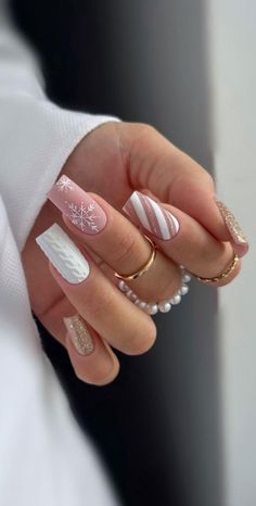 29. White Sweater & Neutral Xmas Nails The holiday season brings with it a wave of joy, warmth, and an undeniable magic that permeates... Nail Swag, Festival Nails, Xmas Nails, Christmas Nail Designs, Christmas Nail