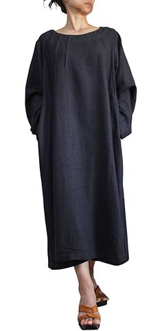 Very soft Hemp Color : Charcoal Gray Chest : 125cm Length : 114cm Shoulder : 43cm Sleeve : 58cm Pockets on both sides No lining (for your reference, the female model is 158cm tall.) Hakama Pants, Hemp Dress, Tuck Dress, Vegan Dressing, Hemp Clothing, Free Dresses, Maxi Jersey Dress, Loose Fitting Dresses, Oversized Dress