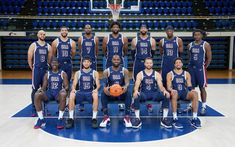 the men's basketball team is posing for a photo