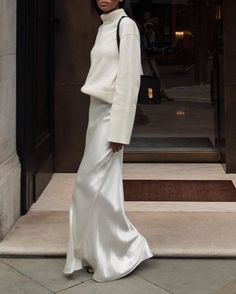 New Year's Eve Inspiration 2023 White Satin Skirt, Style Désinvolte Chic, Turtleneck Outfit, Silk Maxi Skirt, Winter Skirt Outfit, Maxi Skirt Outfits