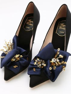 Roger Vivier Shoes, Stunning Shoes, Roger Vivier, Shoe Clips, Women's Handbags, Shoe Lover