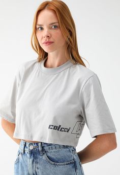 Camiseta Cropped Colcci Reta Logo CinzaModelagem: RetaDecote: RedondoManga: CurtaEstilo: ModernoMedidas do Modelo: Altura: 1,74m/ Busto: 89m/ Cintura: 67cm/ Quadril: 93cmModelo Veste: Pclássica E Atemporal: As camisetas são itens indispensáveis em um guarda-roupa moderno! Elas são extremamente curingas, combinam com diversas composições e são perfeitas para dar aquele toque urbano e descolado com personalidade! Aposte com peças leves para um look esportivo ou peças mais estruturadas para um visu