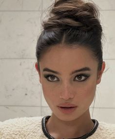 Marla Fontane Hair, Modern Grunge Makeup, Makeup To Shorten Face, Smudgy Eye Make Up, Kelsey Merritt Makeup, Makeup For Amber Eyes, Silver Or Gold Jewelry Skin Tone, Dark Natural Makeup, 90s Make Up Look