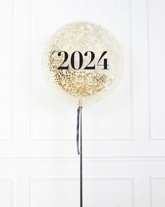 new-years-eve-balloons Balloon With Ribbon, Baby Shower Congratulations, Giant Balloon, Anniversary Surprise, Sweets Table, Romantic Surprise, Party Place, Giant Balloons, Teen Birthday