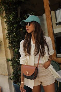 Madrid Summer Outfits 2023, Casual Chic Summer Outfits Classy, London Looks Summer, Lisboa Outfit Spring, Summer Outfits In The City, London Style Women Summer, Madrid Street Style Summer, Europe Summer Outfits Women, London Summer Street Style