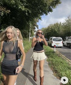 Aesthetic Cochella Outfits, Europe Festival Outfits, Fancy Festival Outfit, Festival Outfits Glastonbury, Summer Gig Outfit, Beige Festival Outfit, Boomtown Outfit Ideas, Old Money Festival Outfit, London Festival Outfit