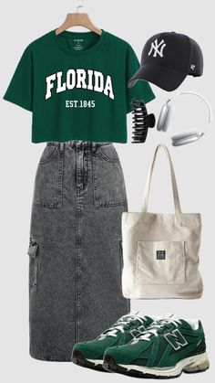 Aesthetic Denim Skirt Outfit, Summer Outfits Jean Skirt, Skirt Outfits College, Dark Green Outfit Aesthetic, Modest Athletic Outfits, Chic Shorts, Stylish Outfits Casual