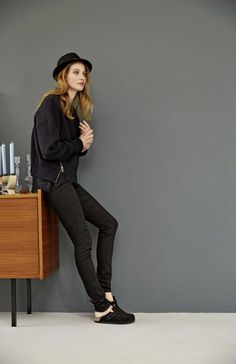 Black Birkenstock Clogs Outfit, Clogs Outfit Work, Birkenstock Boston Clog Outfit, Birkenstock Outfit Fall, Boston Clogs Outfit